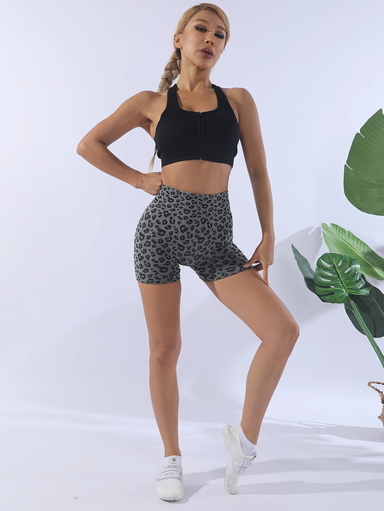 Leopard print shorts for girls in sports yoga, breathable, with peach buttocks and figure-hugging