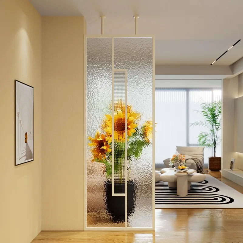 The cream wind Changhong glass screen is facing the entrance door of the living room
