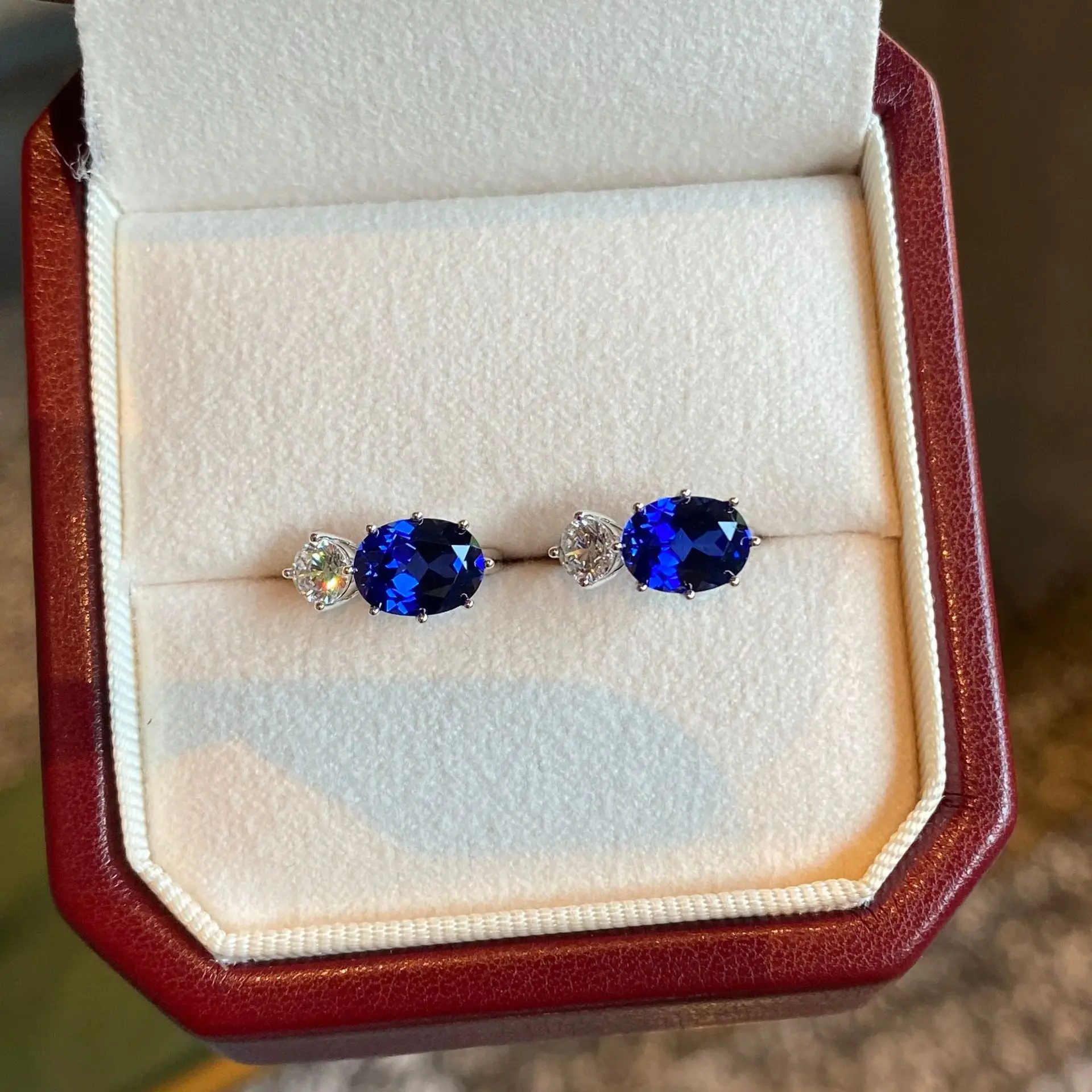 

Platinum PT950 oval royal blue ear stud - elegant and fashionable, suitable for all occasions