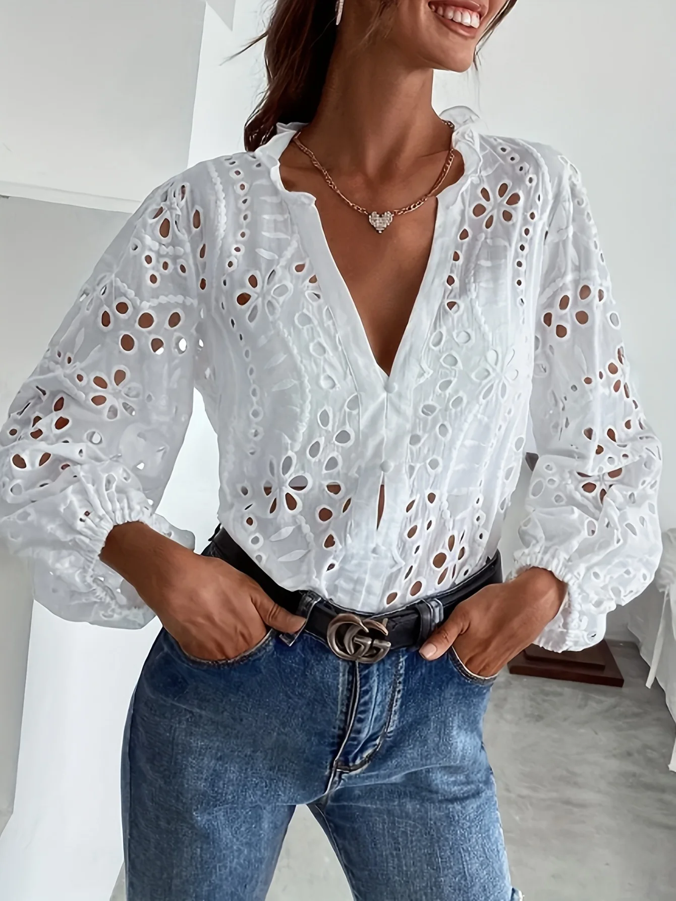 Camicia sexy cava da donna primaverile ed estiva Bottoni ricamati bianchi Scollo a V Manica a lanterna alla moda Top semplice e versatile