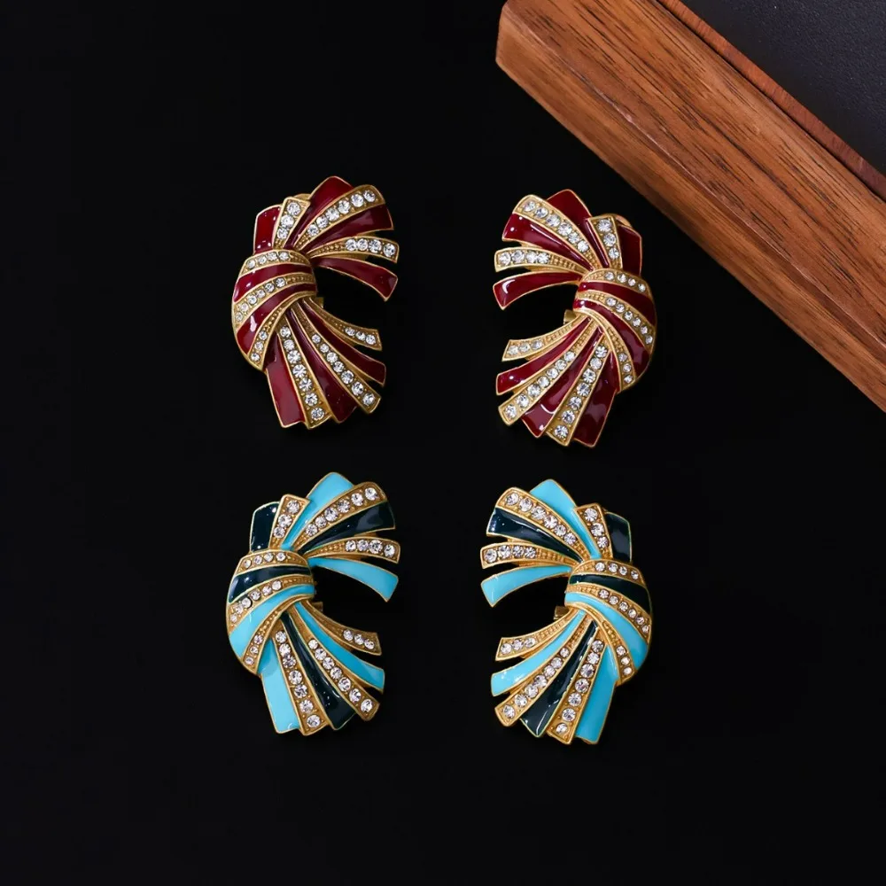 

Enamel Exquisite Sweet Irregular Shaped Bow Tie Stud Earrings Personalized Creative Rhinestone Paved Fashion Christmas Earrings