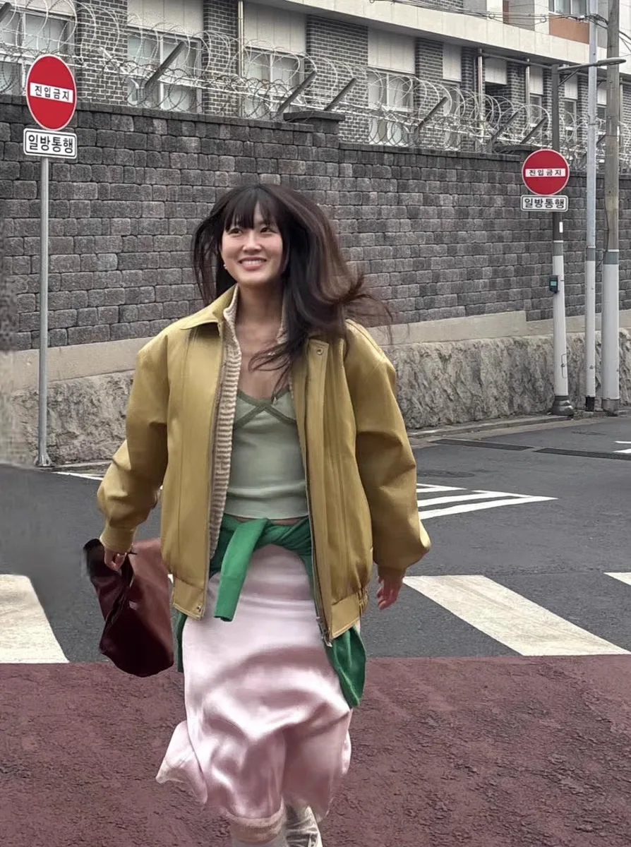 

Весенняя ярко-желтая кожаная куртка на молнии для женщин, свободного кроя, с длинными рукавами, однотонная, для повседневной носки