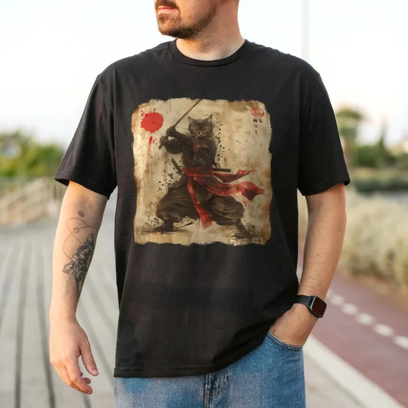 

Винтажная футболка Samurai Cat Battle. Черная футболка с потертостями в стиле ретро, поза воина и красными чернилами, восточные боевые искусства, креативная атмосфера
