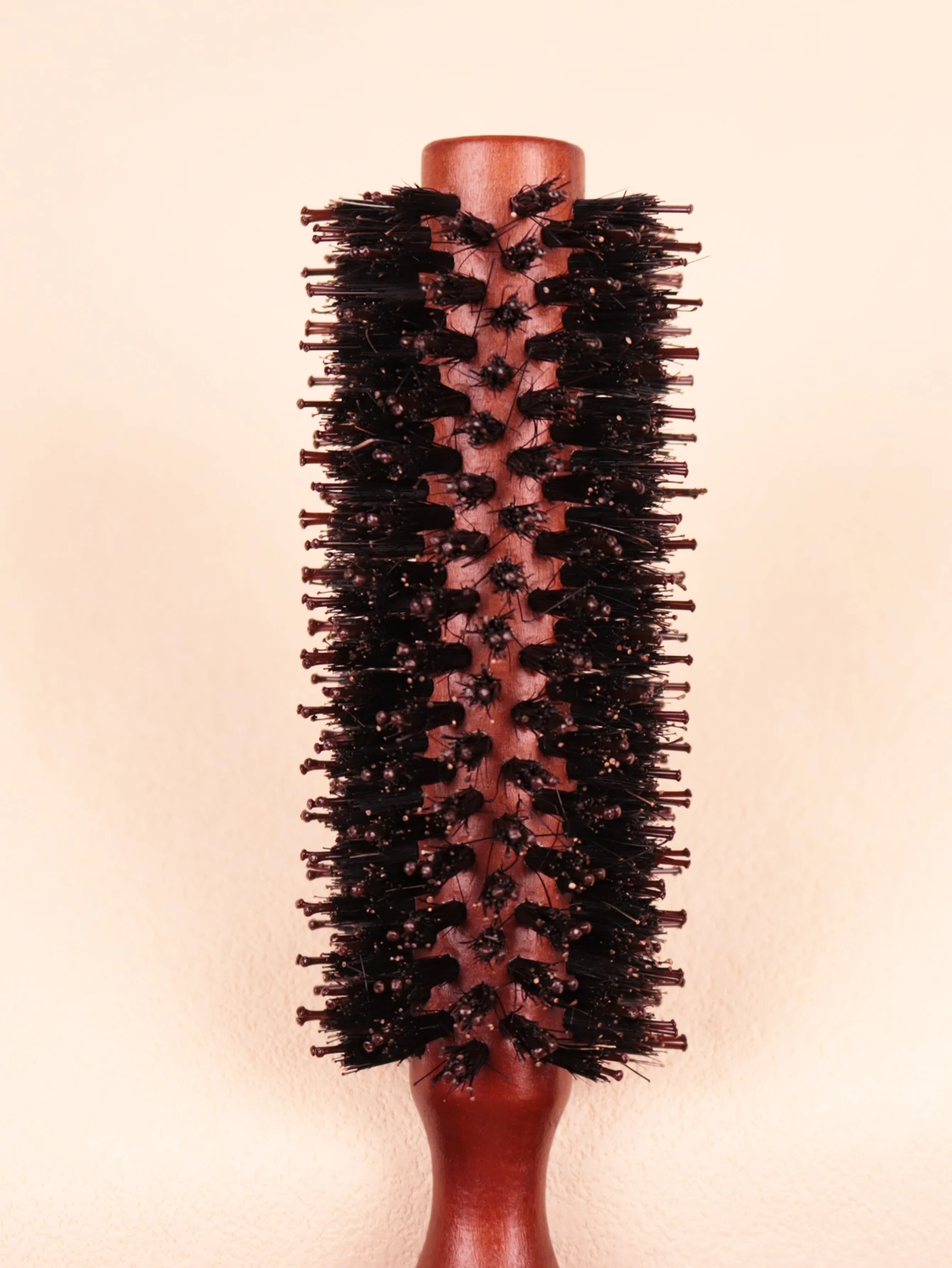 木製ハンドルの丸いローリングブラシ、ストレートツイルヘアコーム、本物の髪のウィッグ専用の理髪ツール