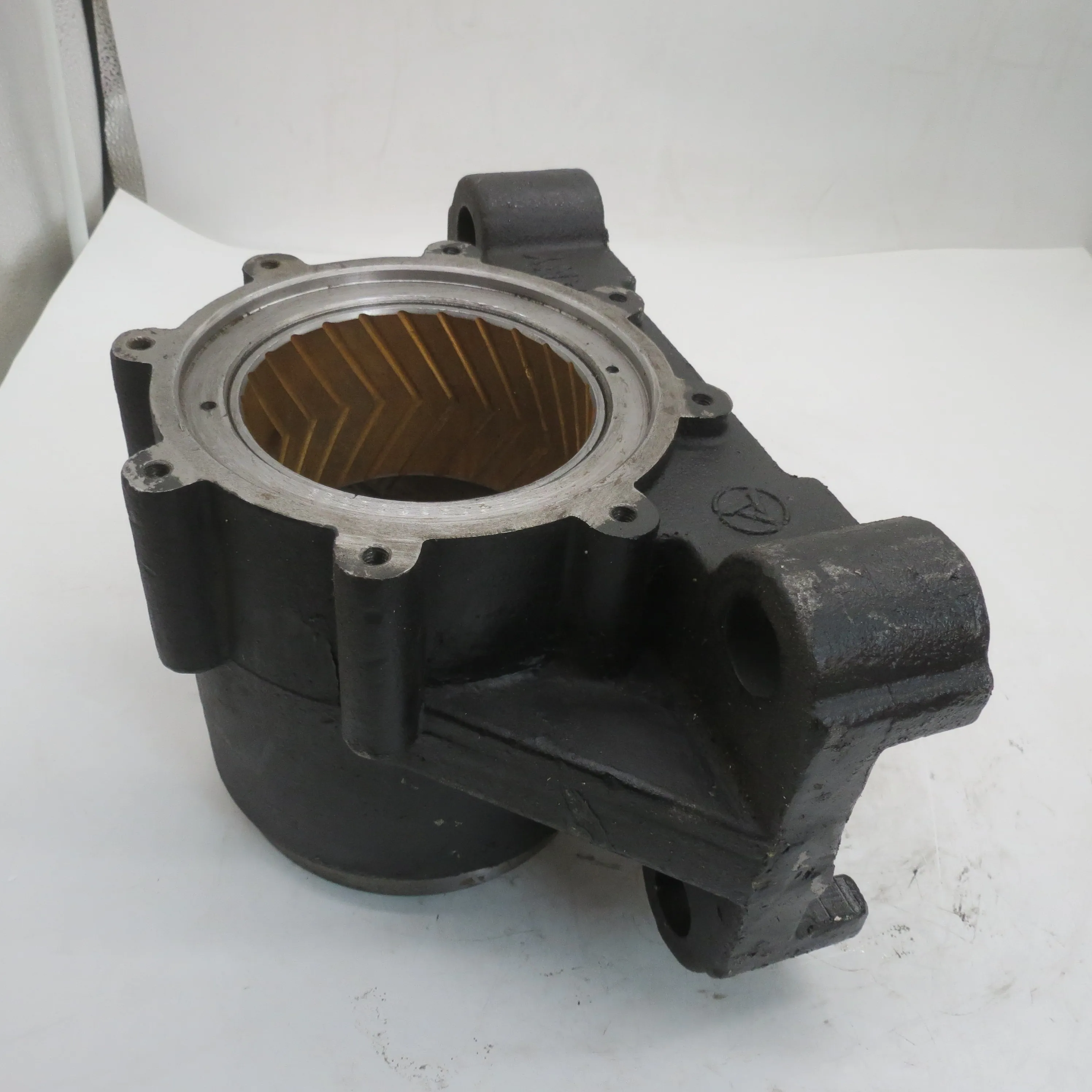 Original truck auto engine parts Rear Trunnion Seat 5526374001 Balance axle hub balance  housing 