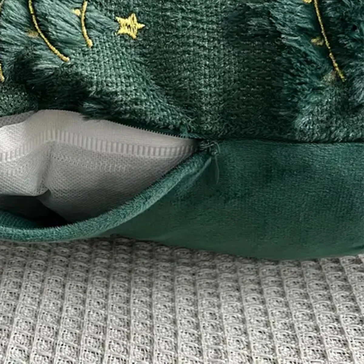 قطعة واحدة من أغطية وسائد شجرة عيد الميلاد القطيفة، كيس وسادة شجرة عيد الميلاد من القطيفة الزمرد مع تصميم النجوم الذهبية وفروع الصنوبر - 18 بوصة