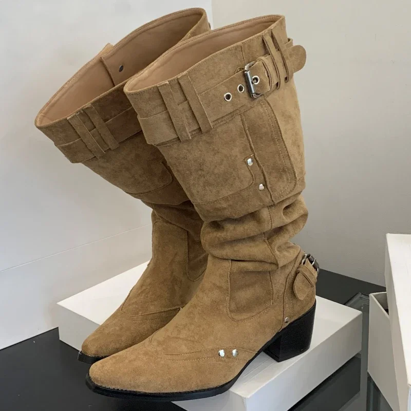 

Aneikeh/Осенне-зимние замшевые длинные ботильоны с острым носком, плиссированные сапоги до колена с пряжкой и ремешком, женская обувь на массивном низком каблуке