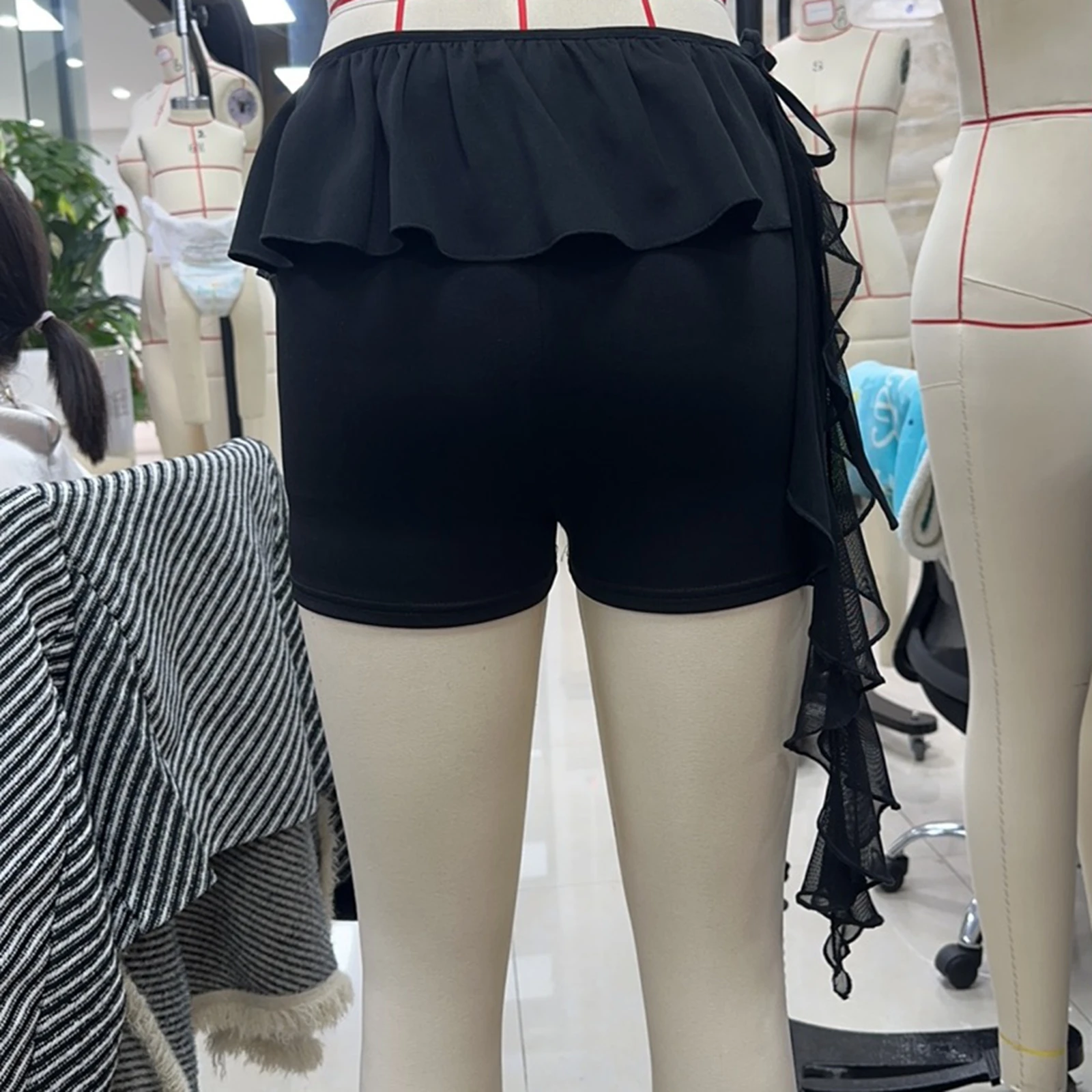 شورت نسائي صيفي أنيق مزين بشراشيب مكشكش شورت منخفض الارتفاع لقضاء عطلة الشاطئ ملابس يومية للنشاط الخارجي ملابس الشارع