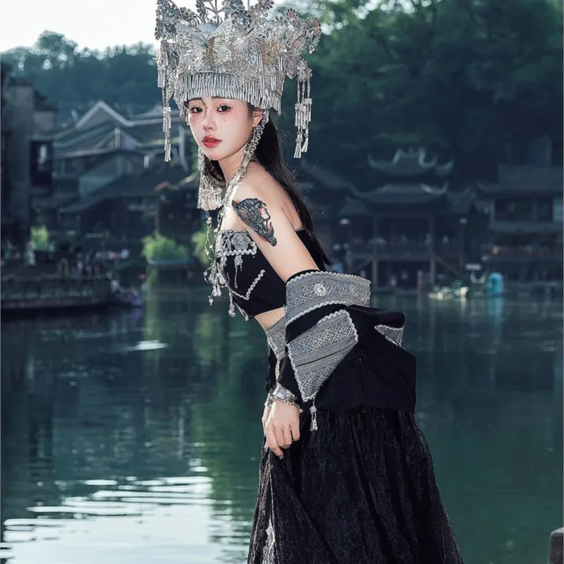 Nationale jurk vrouwelijke hoofddeksels kraag set stijl kostuum foto