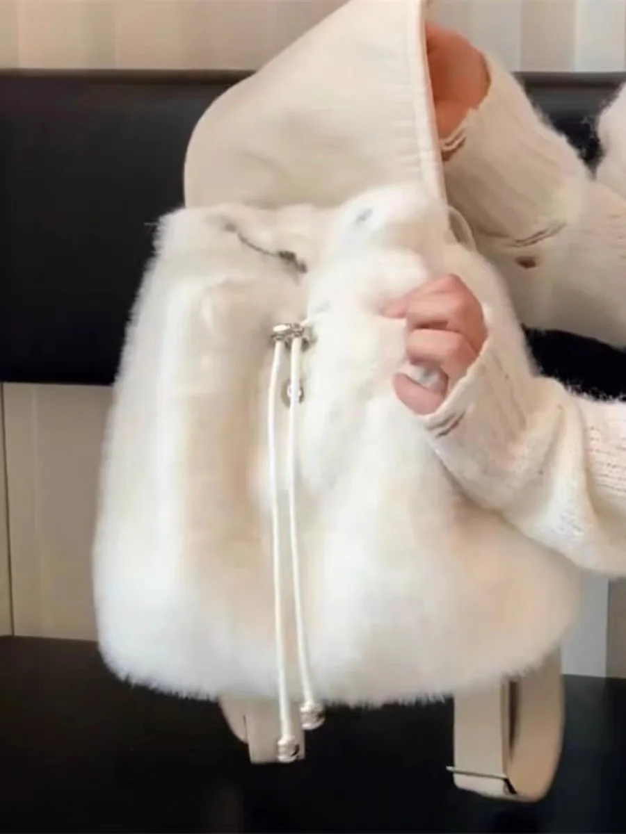2025 Nova mochila branca de pelúcia para estudantes universitários no outono e inverno – bolsa de ombro peluda elegante versátil