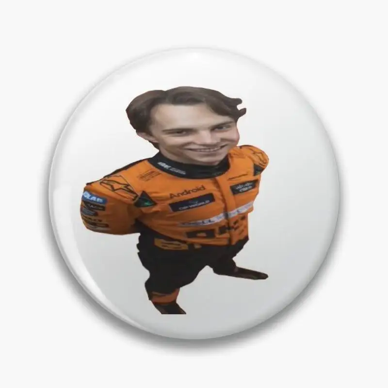 Épingle à bouton debout d'Oscar Piastri, bijoux créatifs, broche de dessin animé pour femmes, chapeau mignon, décor d'insigne de vêtements drôle