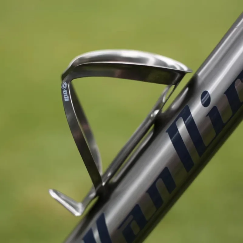 

Mountain Bike Water Bottle Holder Lightweight Titanium Alloy Integrated High-strength Bicycle Bottle Holder Bicycle Accessories