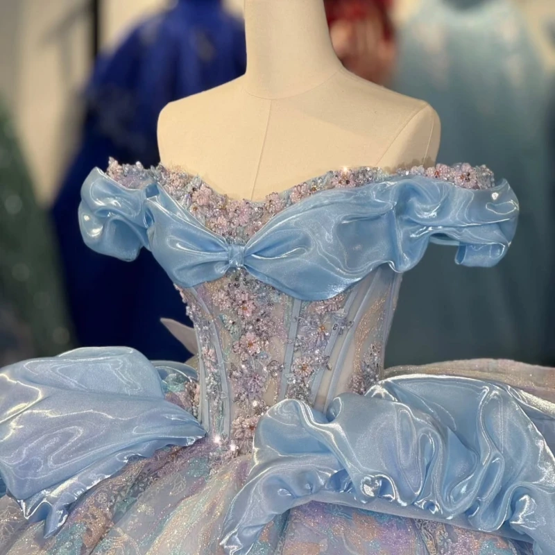 فساتين Quinceanera لامعة باللون الأزرق السماوي قبالة الكتف مزين بالترتر والدانتيل مطرز بفيونكة كريستال تول فستان حفلة عيد ميلاد حلو 16