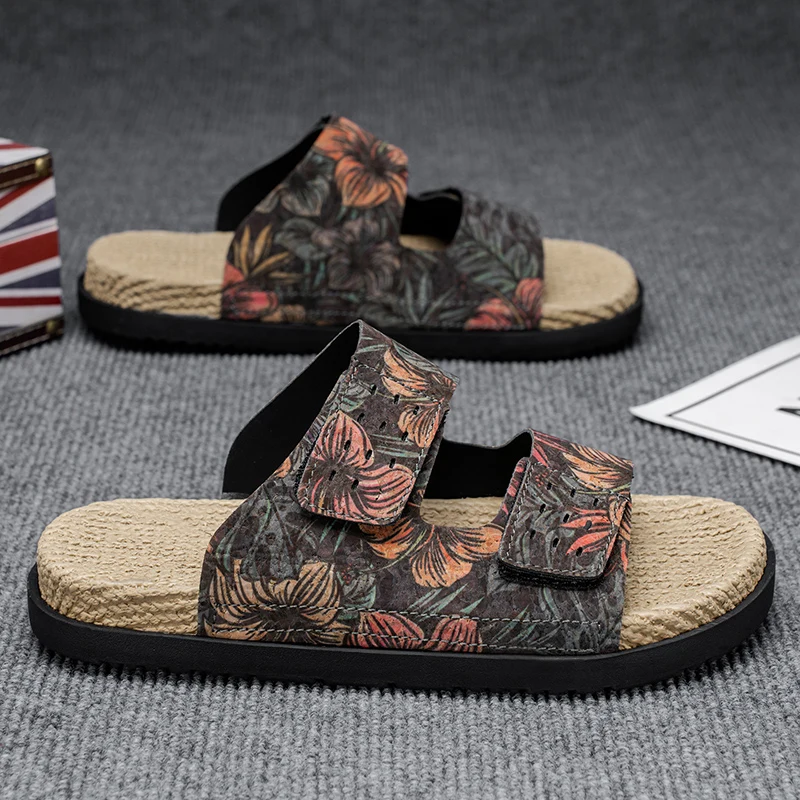 

Summer men's slippers are trendy, fashionable, lightweight, niche, versatile, casual slippers, beach shoes