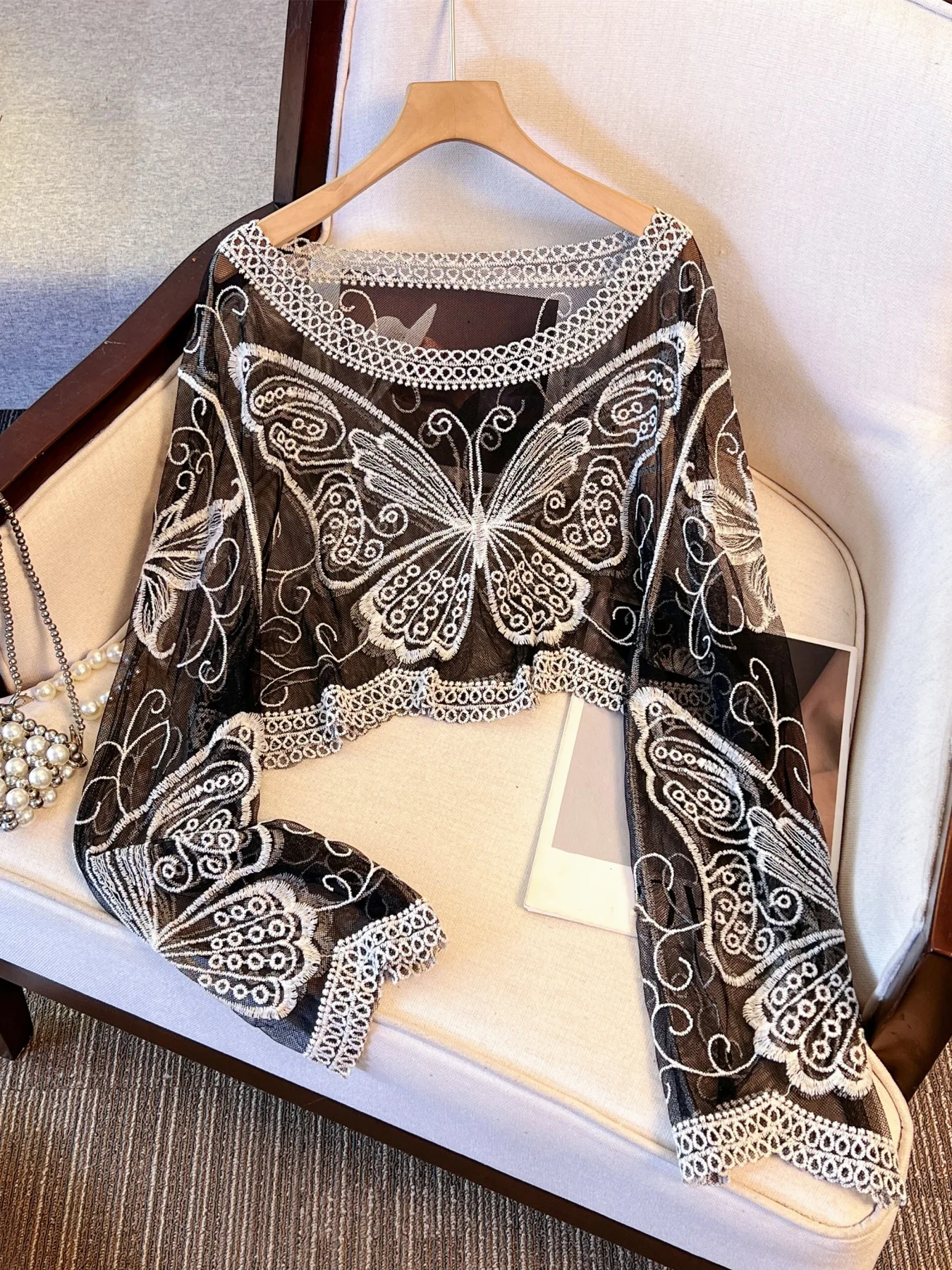 Couverture de plage d'été pour femmes avec maille, broderie de papillons, col rond évidé, haut court à manches longues, chemise de protection solaire