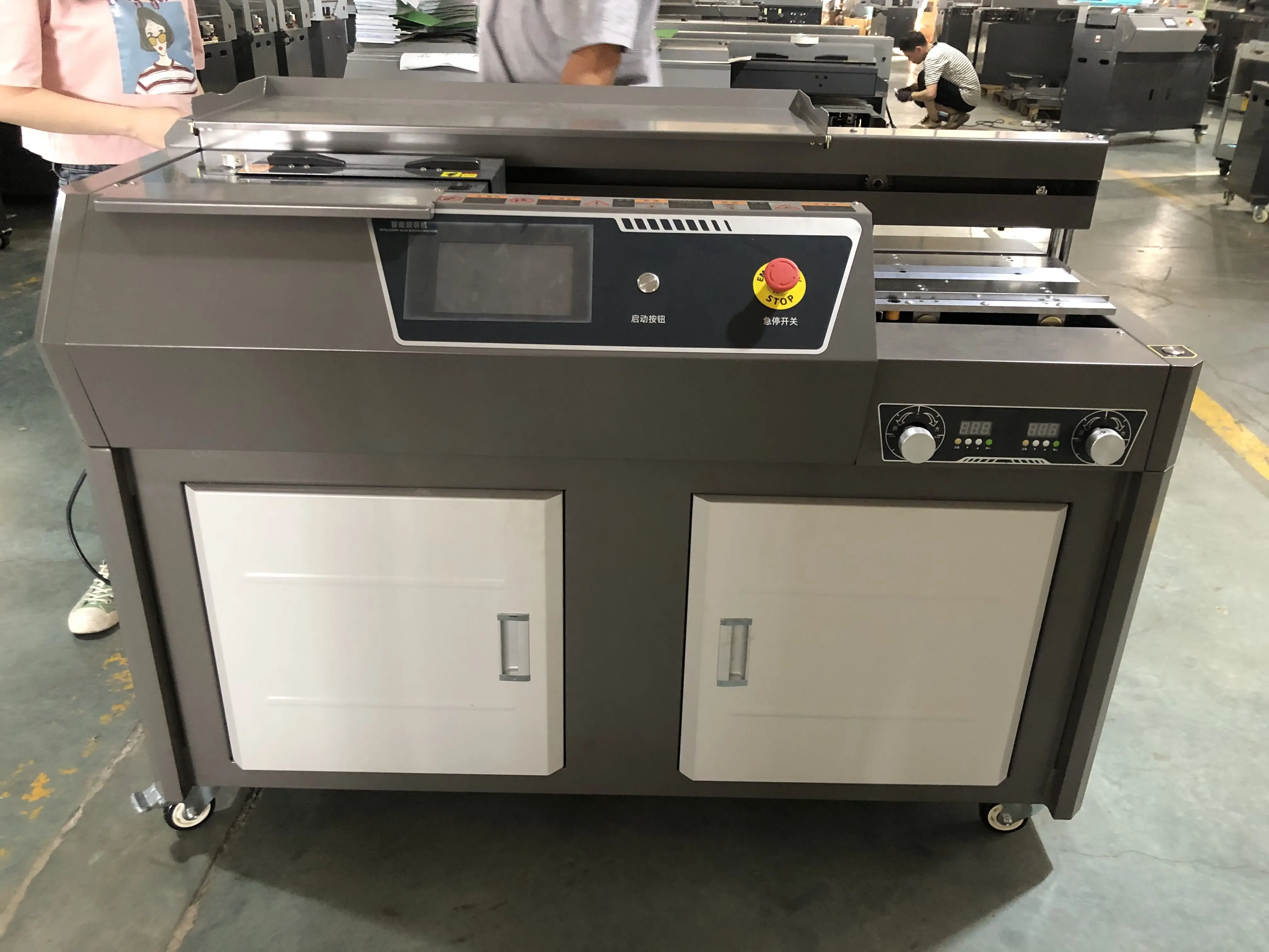 QK-C50 الثقيلة التلقائي شاشة تعمل باللمس الساخن الغراء آلة تجليد الكتب A4 آلة تجليد الورق الغراء