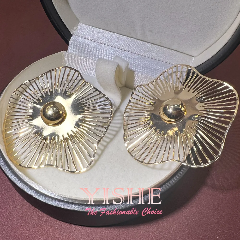 Original haute couture catwalk model, sweeping shoulder hollow earrings, European and American exaggerated INS cross-border hot-