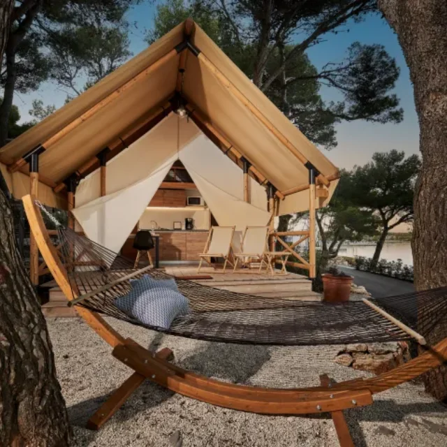 China Manufacturer  Waterproof Canvas Safari Tent Steel Frame Hotel Resort Outdoor Glamping Tents