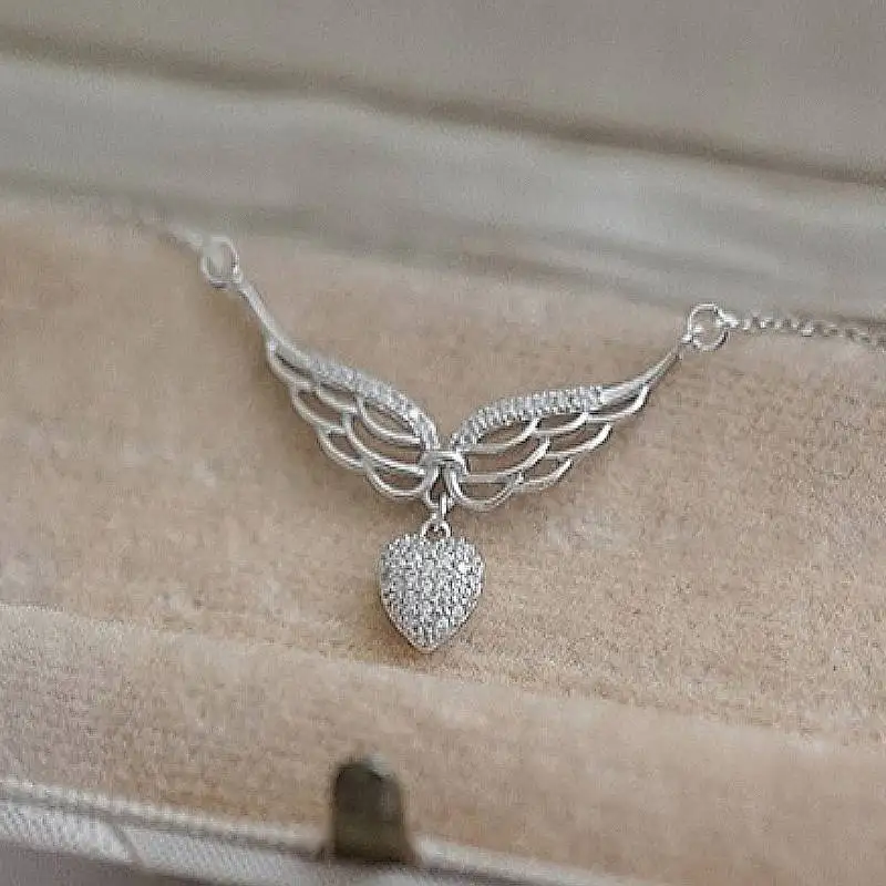 Huitan Ästhetische Winkel Flügel Frauen Herz Anhänger Halskette Intarsien Glänzende CZ Charming Jahrestag Party Zubehör Schmuck Geschenk