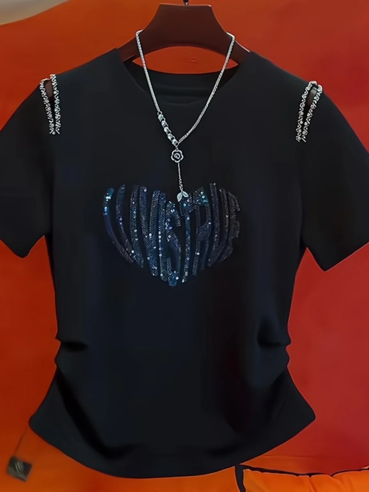 

Летняя женская футболка 2025 года с круглым вырезом, коротким рукавом, открытыми плечами, приталенным силуэтом и дизайном с блестящими сердечками