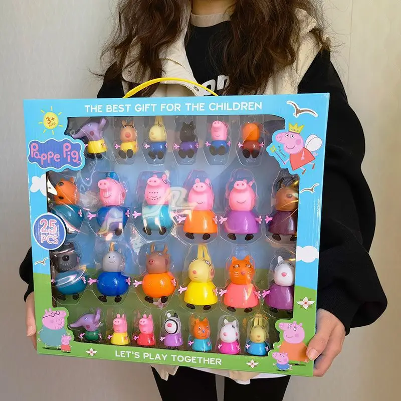 Peppa Pig, una ragazza, quattro persone, bambola giocattolo, vestito da ragazzo e per bambini