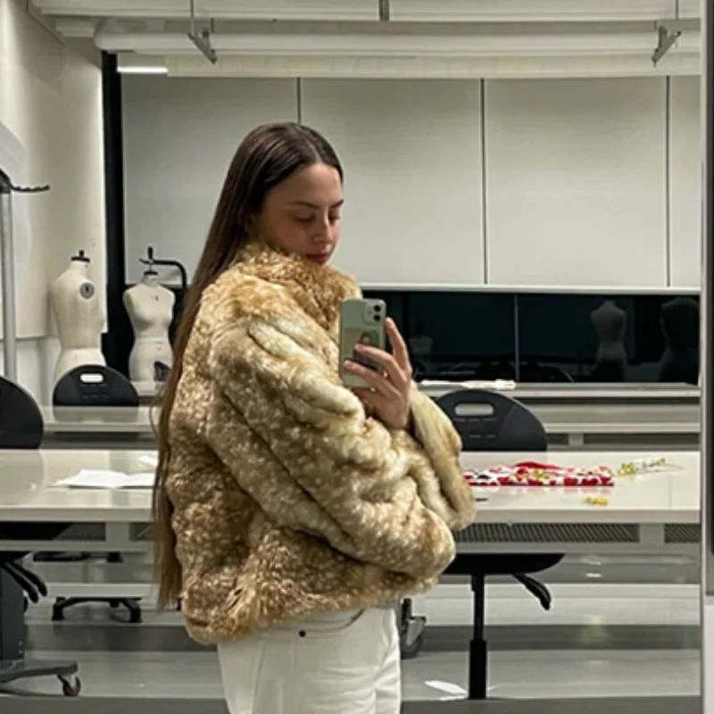 معطف فرو صناعي مرقط على شكل غزال للنساء مع طية صدر السترة وياقة عالية سترة فروي بأكمام طويلة ملابس خارجية جديدة لخريف وشتاء 2025 ملابس خارجية للسيدات #2