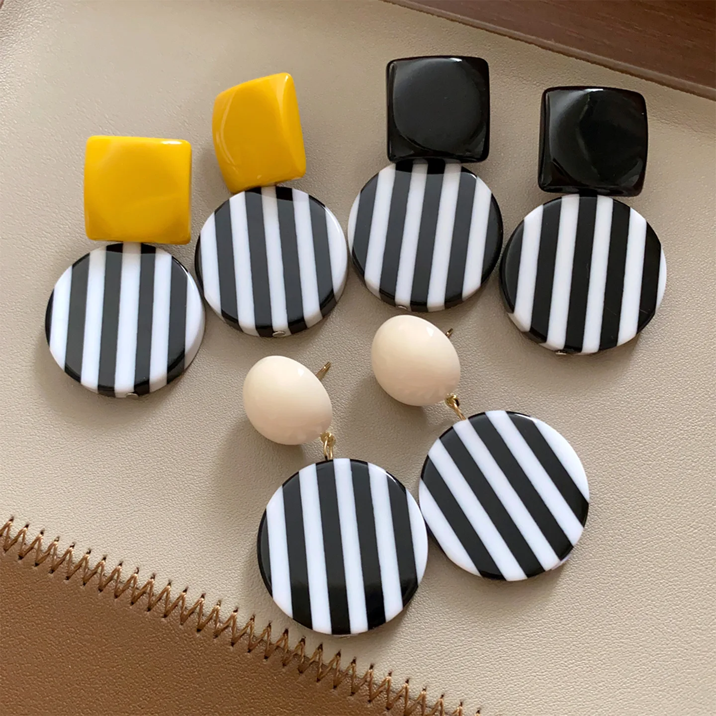Retro Striped Round Pendant Hook Earrings for Women Simple Design Geometric Resin Drop Earrings Block Square Jewelry Gift