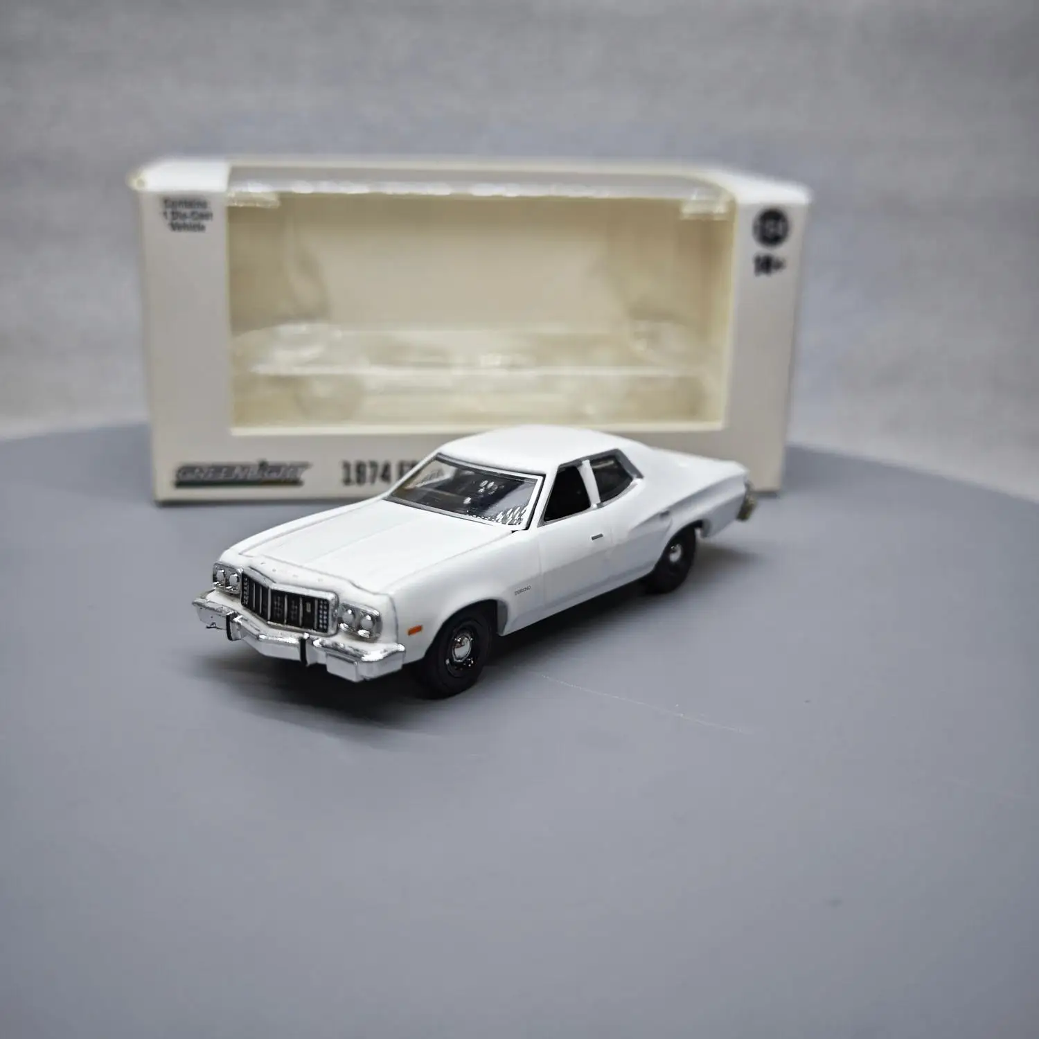 

1: 64 теплоотслеживание - 1970-76 седан Ford Gran Torino - белая расширенная модель автомобиля, коллекционные предметы