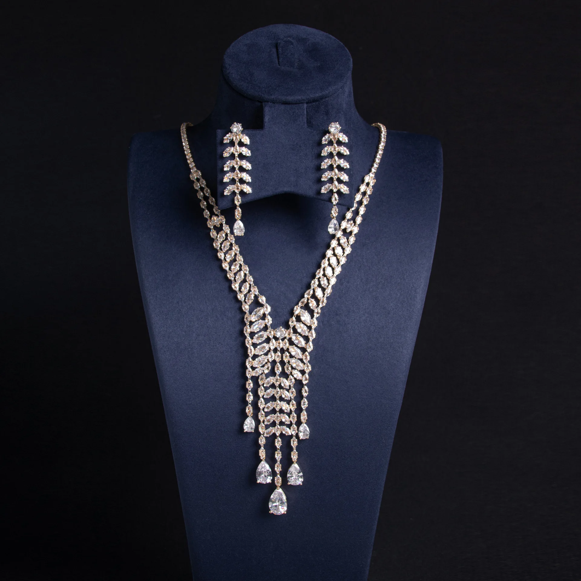 

2025 New sliver color Jewelry Necklace Earrings 2 Piece Women's Dress Set Suitable for Holiday Wedding Party Gifts M-789