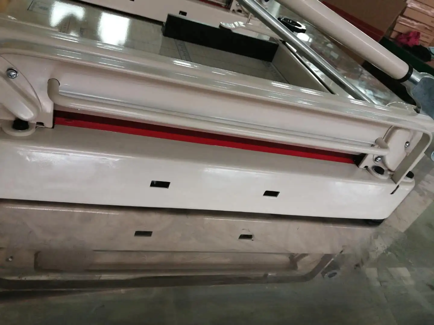 QK-868-A4 ماكينة قطع الورق اليدوية مع جسم فولاذي وشفرة عالية الجودة