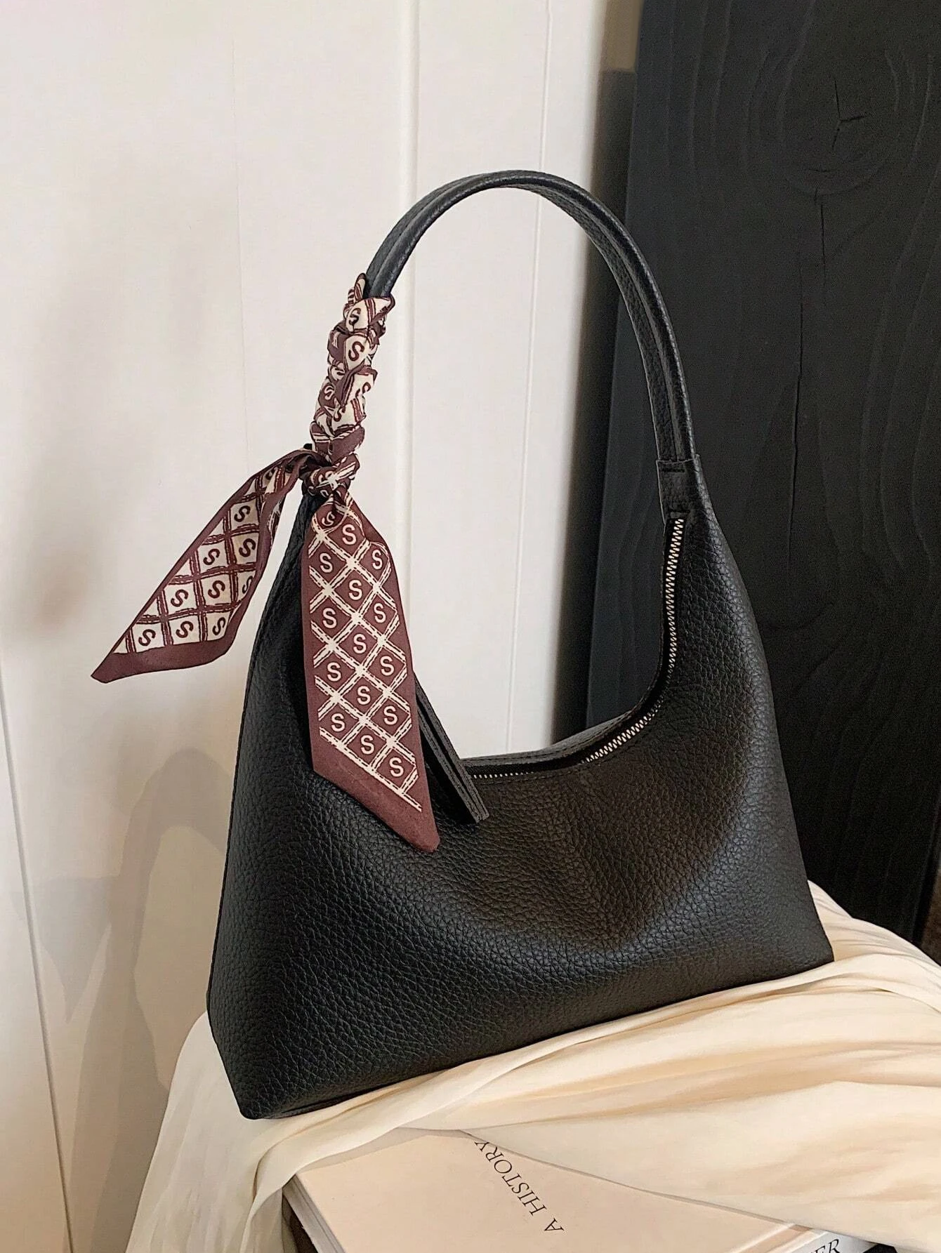 

Minimalist Shoulder Underarm Bag For Women With Silk Scarf Women's Fashionable Luxury Handbag Versatile Commuter Shoulder Bag