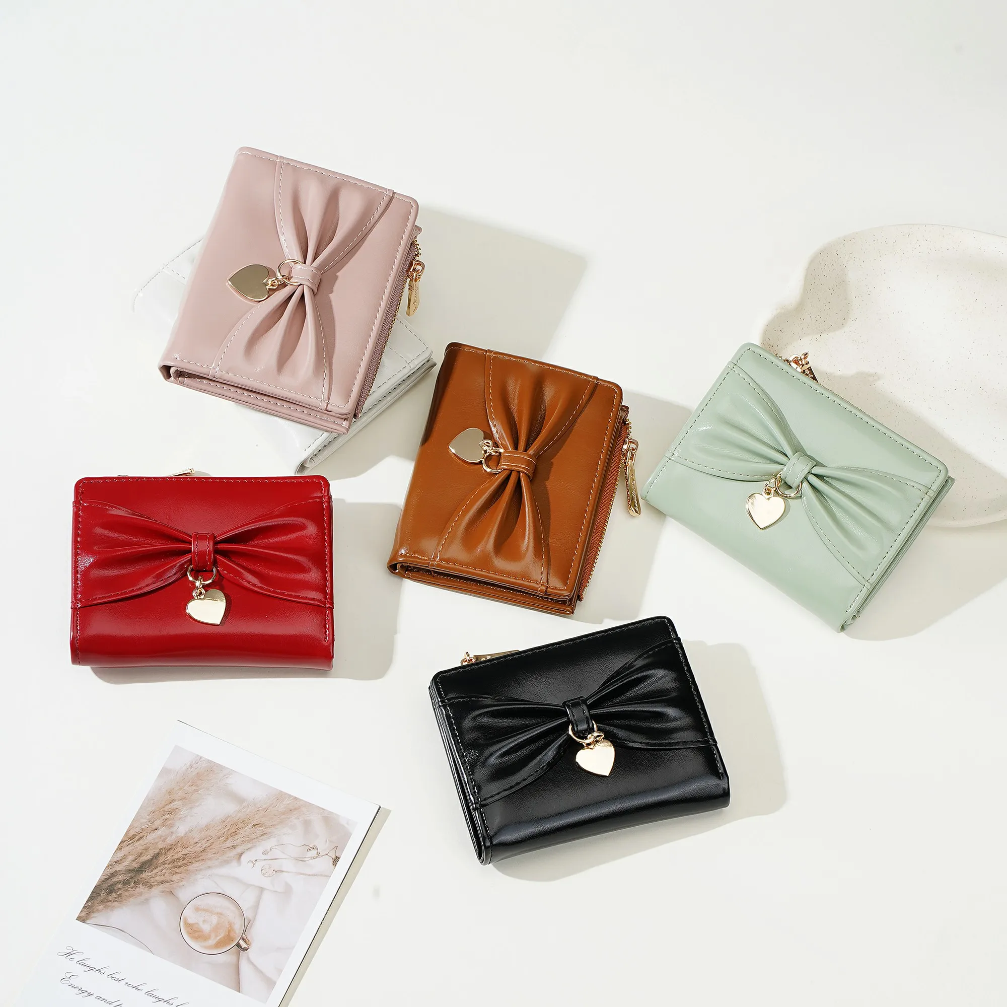 1 Stück Damen-Mini-Geldbörse mit Schleifenmuster, tragbare Münztasche in Herzform, leichte Taschen-Geldbörse für Reisen und Urlaub, einfarbige, minimalistische Kartenhülle, süße Geldbörse in Dopamin-Farben für Mädchen, das perfekte Geschenk für Mädchen. – Detail 15