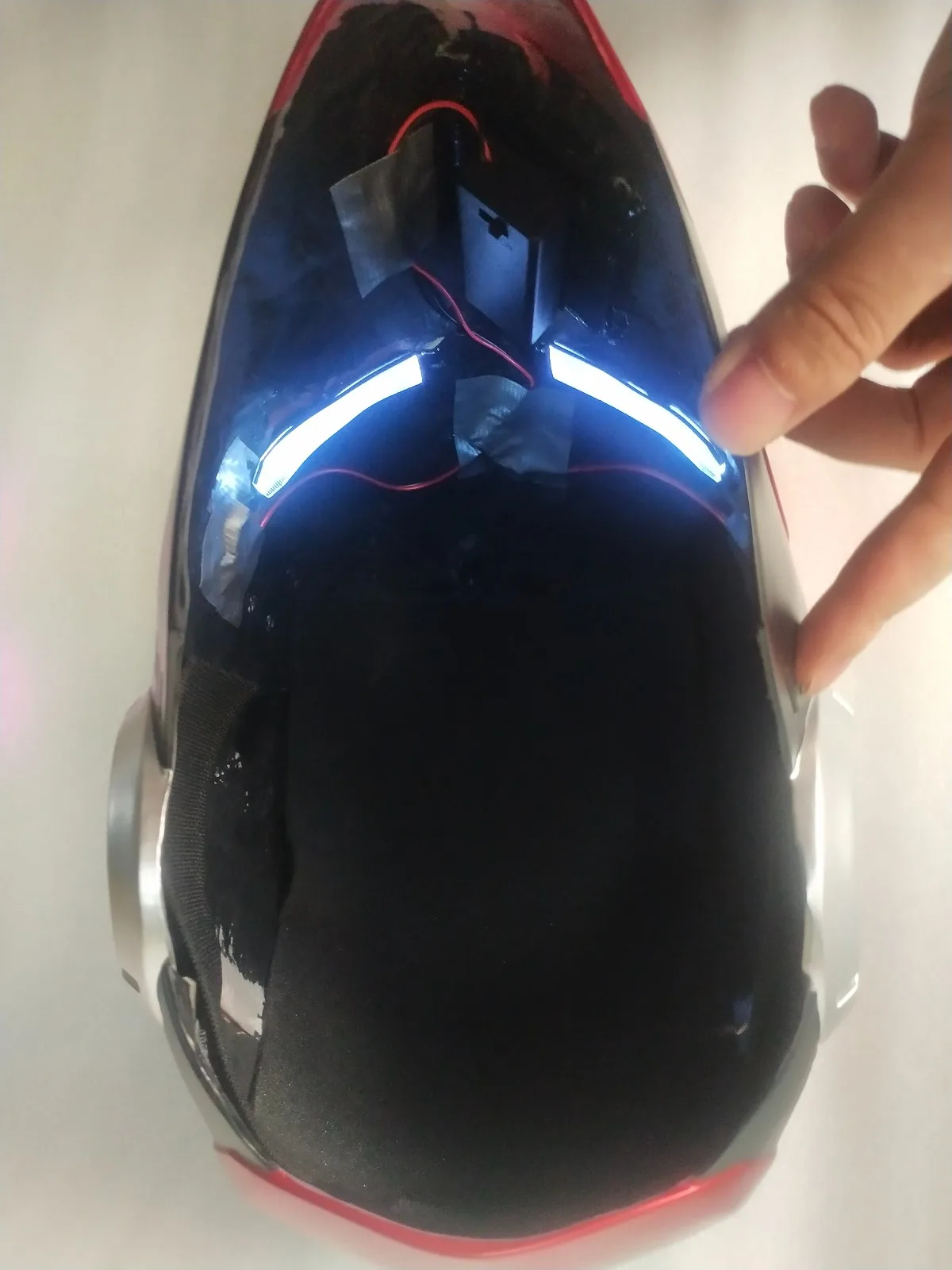 赤い兜のマスク、光る目付き、着用可能、アルカムナイト、ゴス、ハロウィンコスプレ、マット樹脂製コスプレマスク、火の悪魔マスク小道具