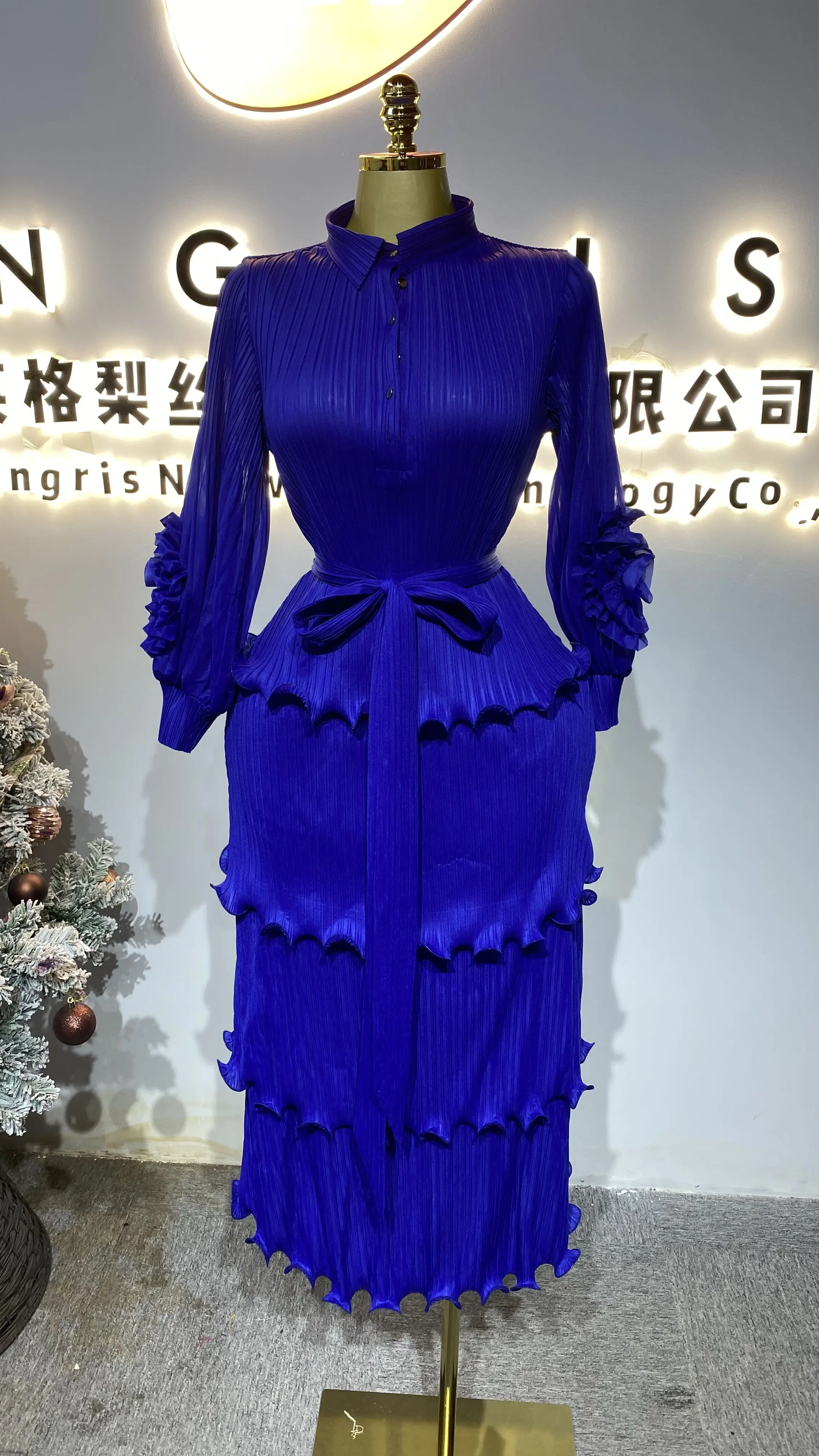 Solid color round neck pleated long chiffon dress, perfect for spring, plus size, breathable, natural waistline belt.-GZXX748