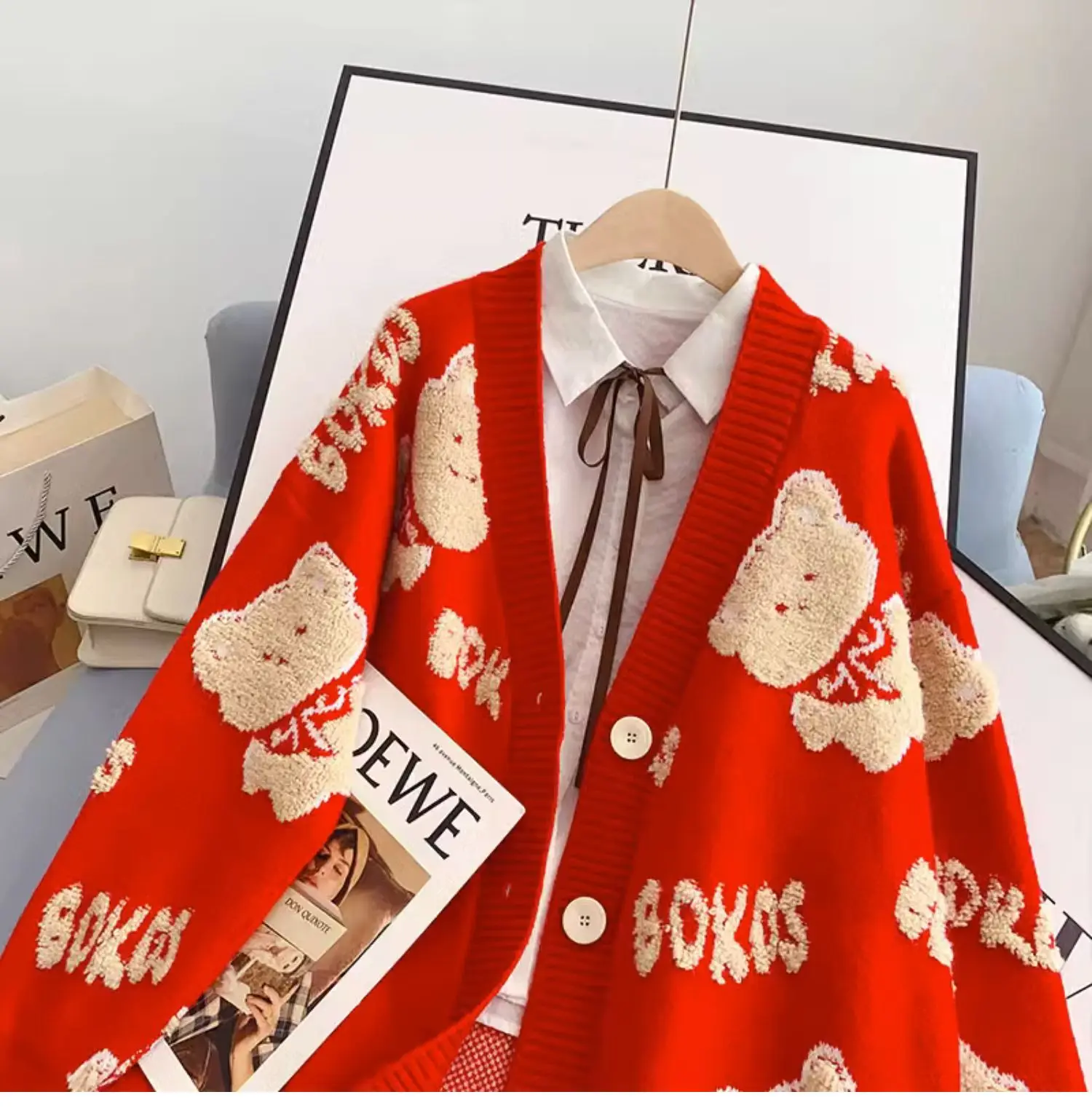 Sweter damski z dekoltem w serek, z nadrukiem misia, czerwony kardigan, luźny, casualowy, niebieski, czarny, dzianinowy top, kolekcja wiosna-jesień 2025.