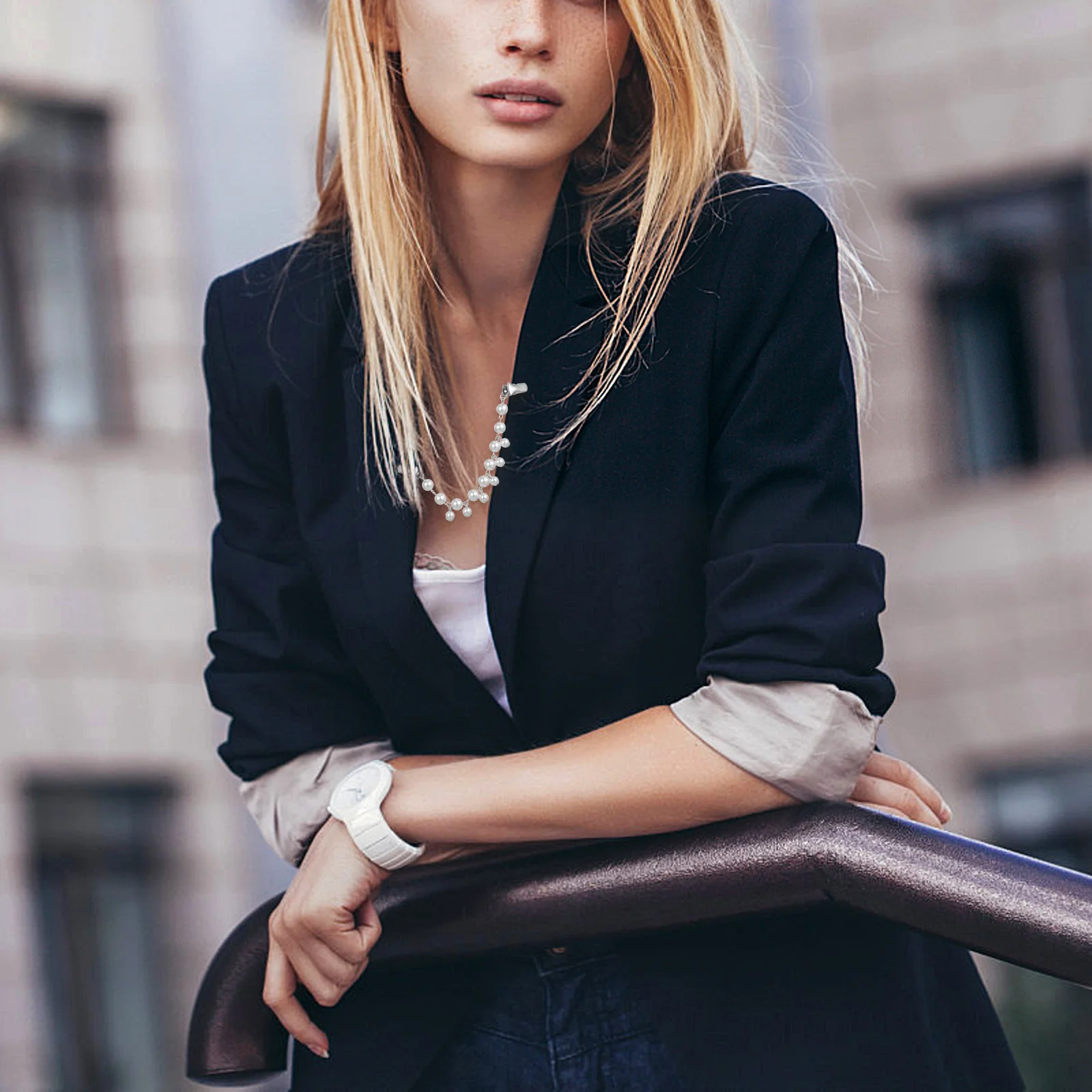 

2Pcs Sweater Chains Vintage Elegant Resin Cardigan Clips Stylish Neck Adornments Chic Sweater Chains Beautiful Jewelry Supplies