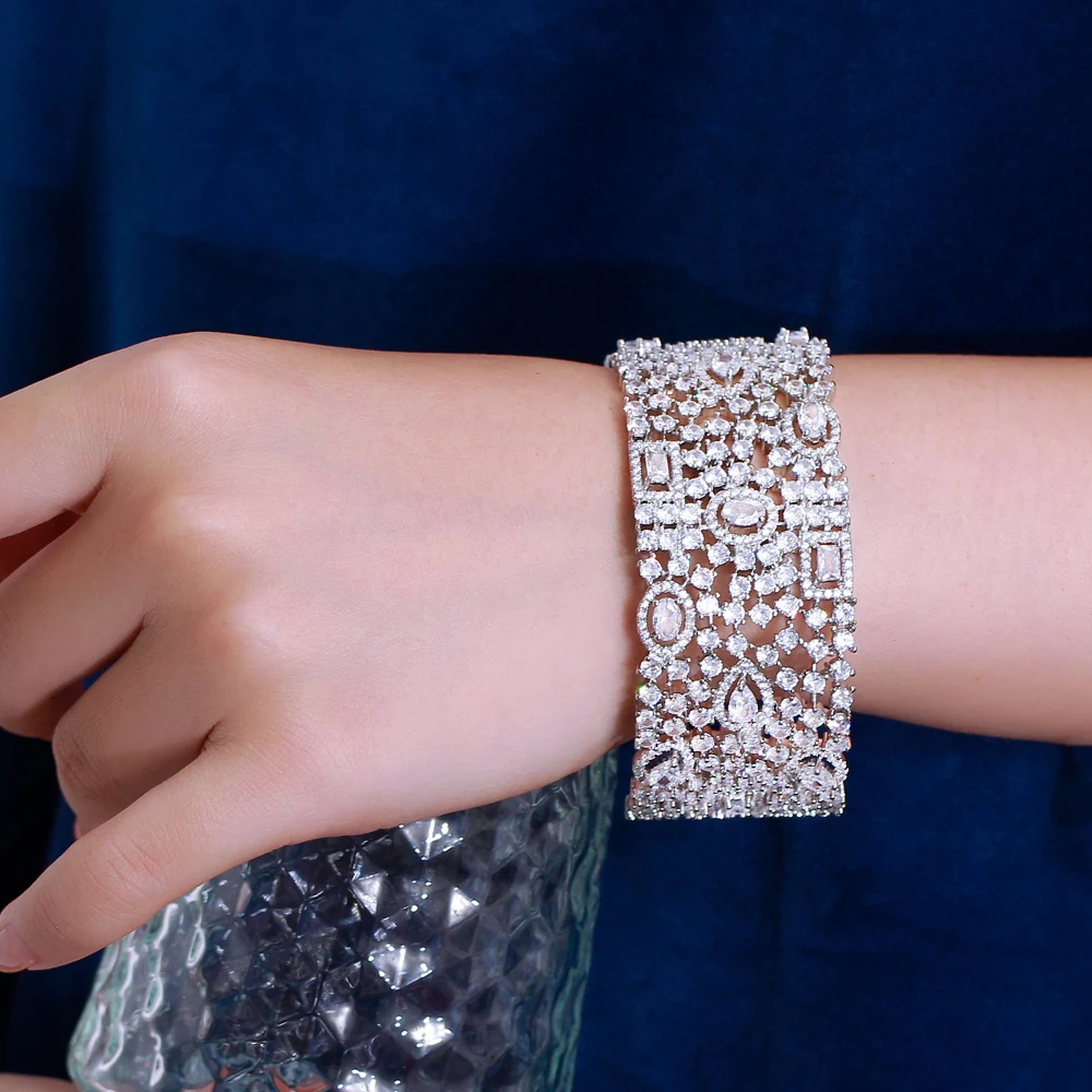 CWWZircons Luxuriöse Statement-Armreifen mit Kubikzirkonia-Besatz, breite, große Braut-Hochzeits-Manschettenarmbänder für Frauen, Dubai Goldfarbe BG067 – Detail 2