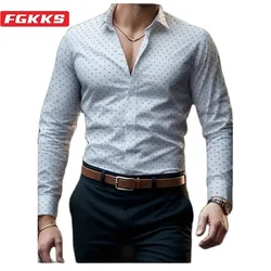 FGKKS-camisa informal de lunares para hombre, camisa transpirable y ajustada, diseño de alta calidad, ropa de calle caliente, 2024