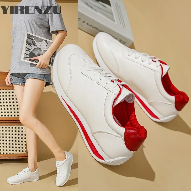 2025 秋の新スタイルカジュアルでファッショナブルな女性のローカット高見えシンプルで快適な女性のレースアップスニーカー