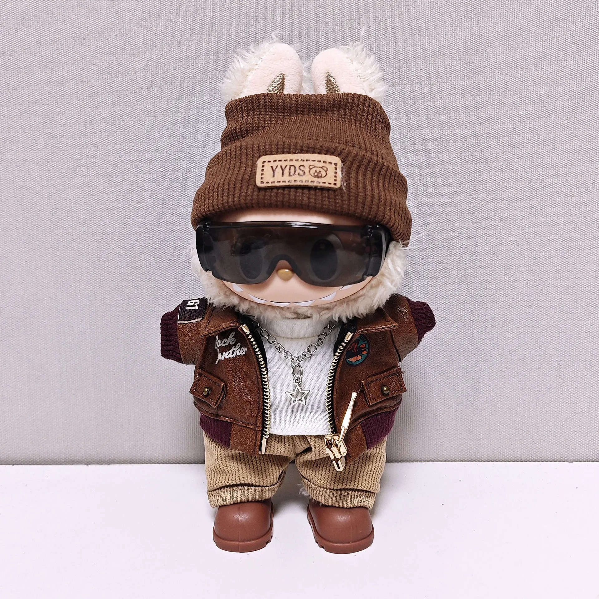 Vêtements rétro Cool pour tenue Labubu 17cm, veste en Faux cuir, chapeau, haut blanc, pantalon, chaussures marron, lunettes noires, écouteurs 123 Gen