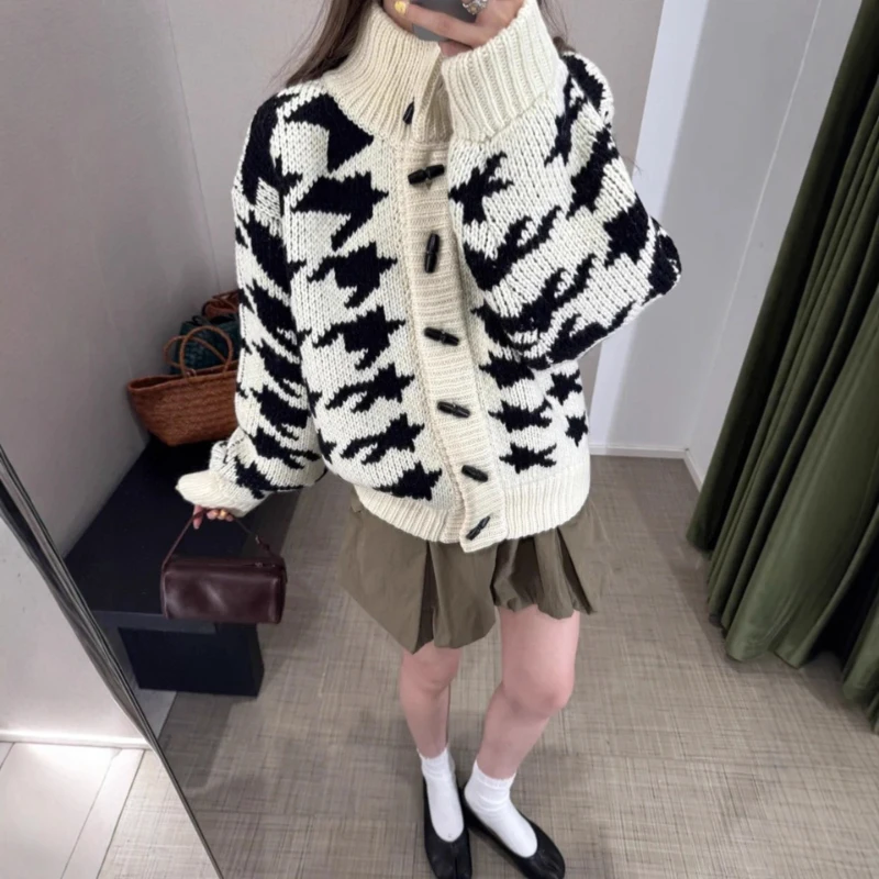 เสื้อคาร์ดิแกนถักหนาสไตล์อเมริกันย้อนยุคสำหรับผู้หญิง ฤดูใบไม้ร่วงและฤดูหนาว ปี 2025 ลายแจ็คการ์ดตัดสี คอเต่า
