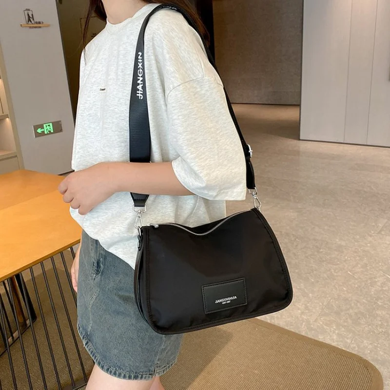 

Minimalist Chic Clutch Mini Purse for Women Vintage Simple Design Fashionable Bag with Solid Color Casual