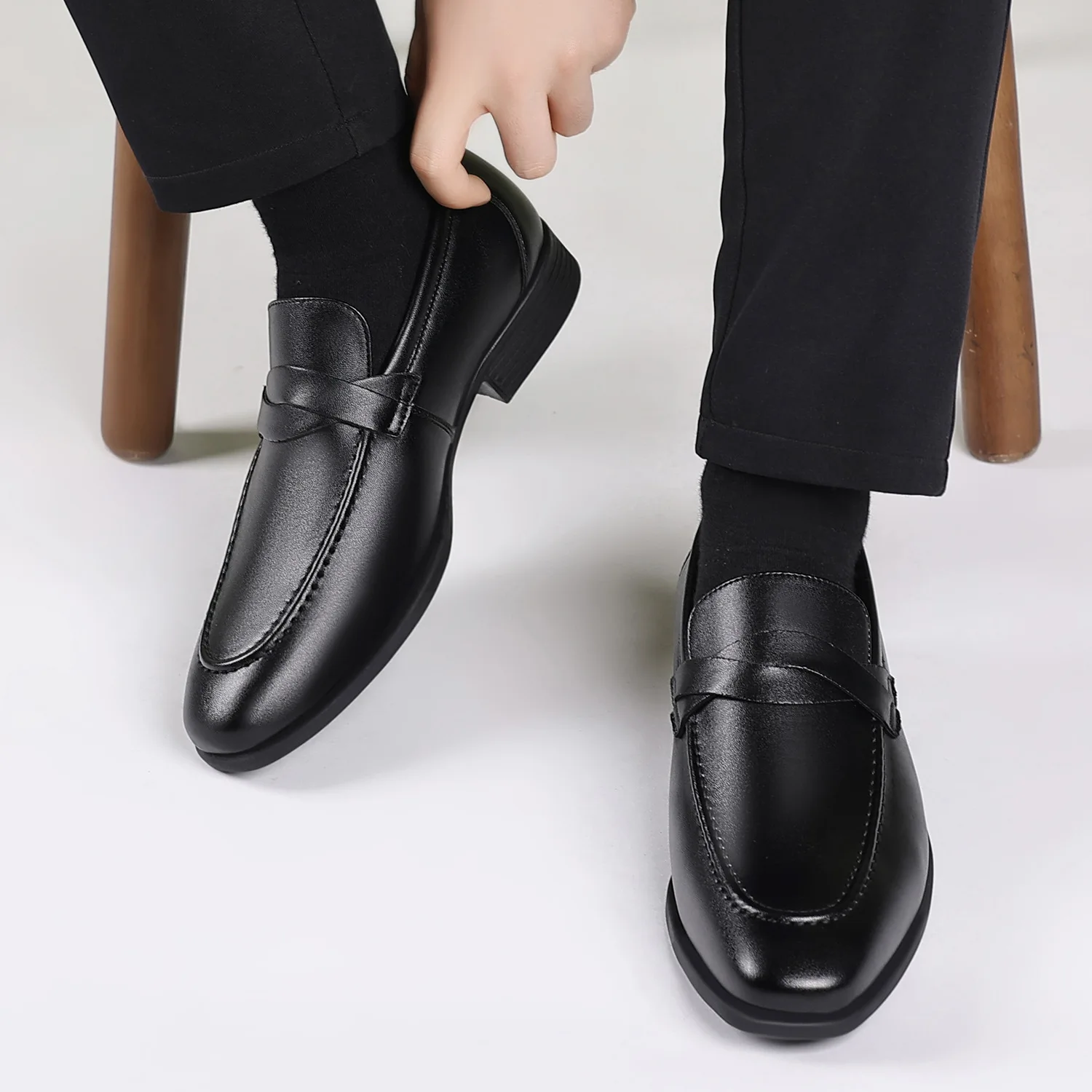 Men's leather shoes for formal wear in British style, business comfort and breathable dress shoes