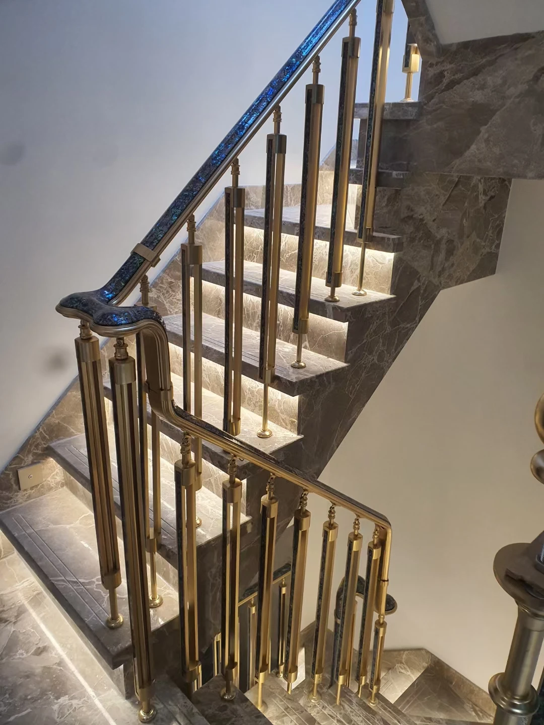 درابزين عالي على الطراز الفرنسي الحديث بحجم مخصص من النحاس والألومنيوم درابزين الدرج المعدني سهل لفندق مستشفى الفيلا