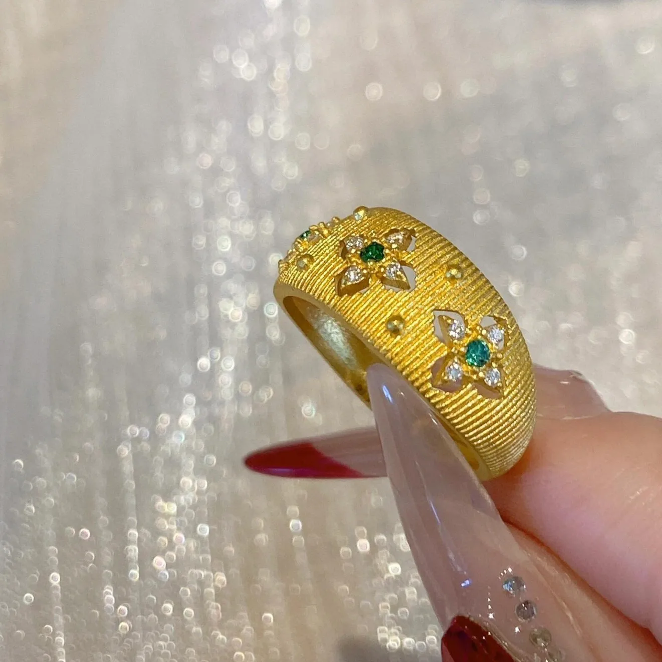 Vintage gebürstete Handwerk aushöhlen Blumenringe für Frauen, leichter Luxus und hochwertiger grüner Diamantring, Bankettschmuck, Geschenk