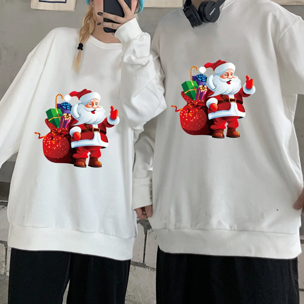 La nueva colección navideña presenta sudaderas con capucha y cuello redondo con estampado de Papá Noel tanto para hombres como para mujeres, llevan un Navidad
