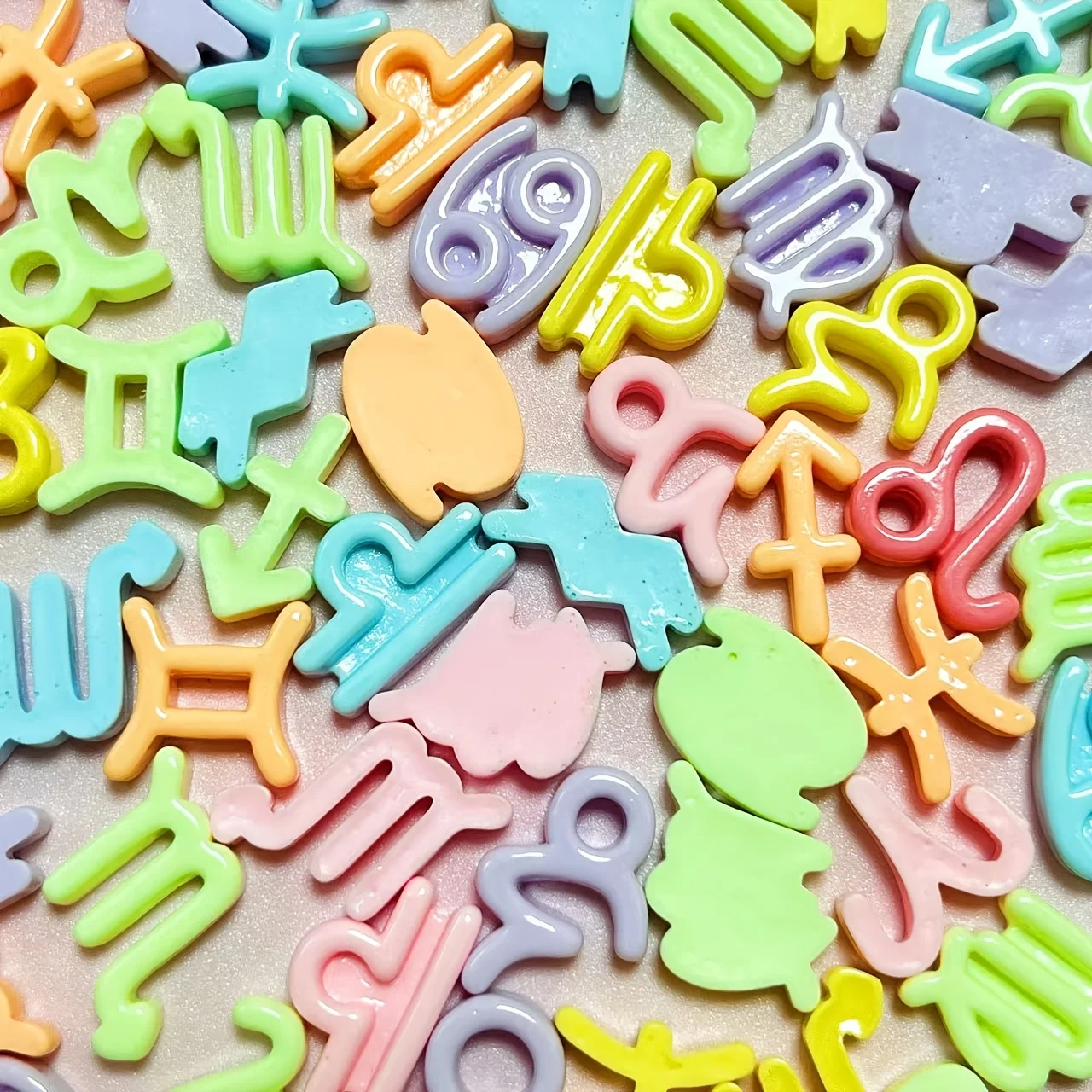 20개 믹스 조디악 귀여운 만화 핑크 블루 퍼플 Y2K 플랫백 작은 사이즈 데코 레진 참 장식 쥬크 폰 케이스 공예품