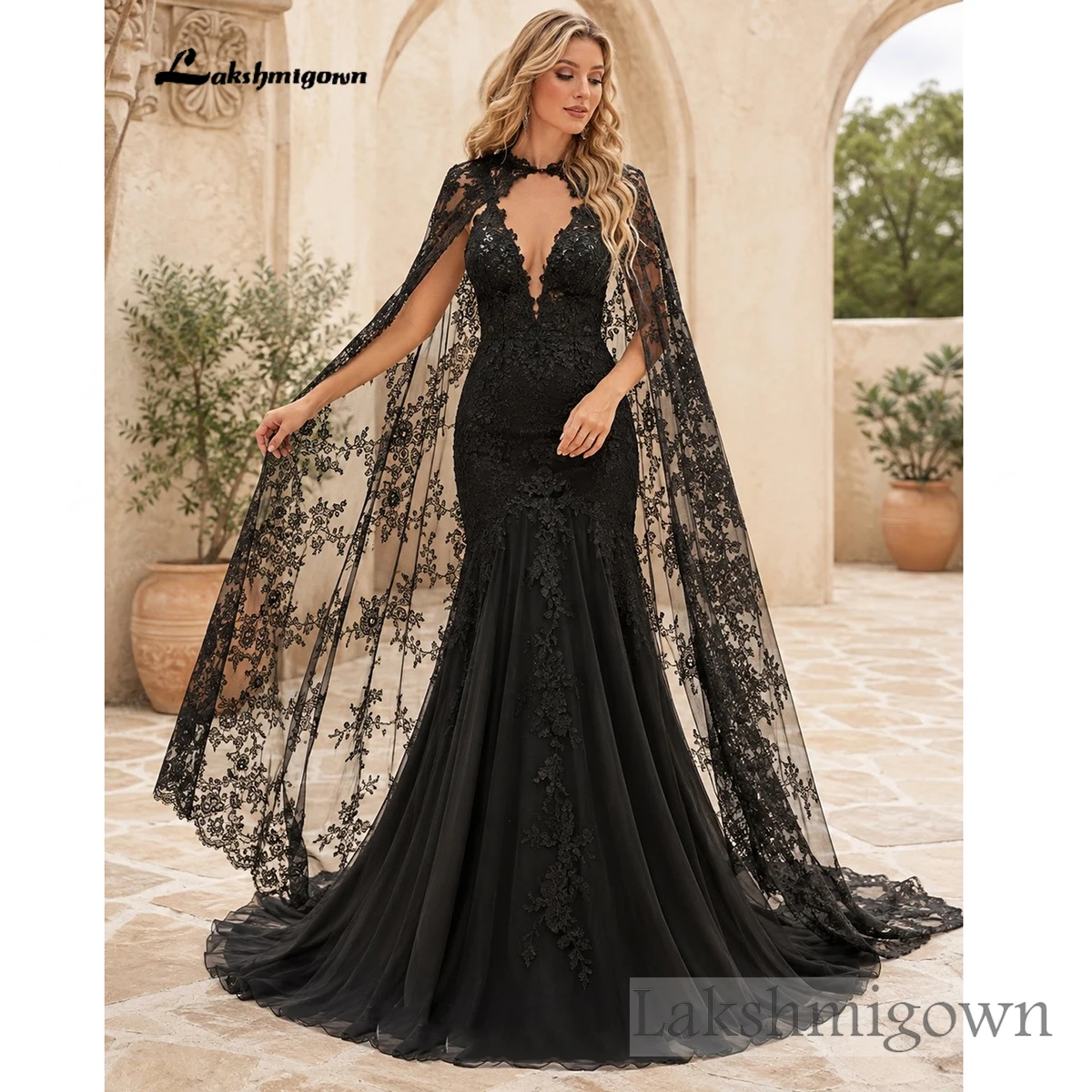 Lakshmigown Meerjungfrauenkleid mit tiefem V-Ausschnitt im Gothic-Stil, mit Spitzenumhang, schwarzen Spitzenapplikationen, Illusionsrücken, Brautkleid nach Maß. – Detail 5