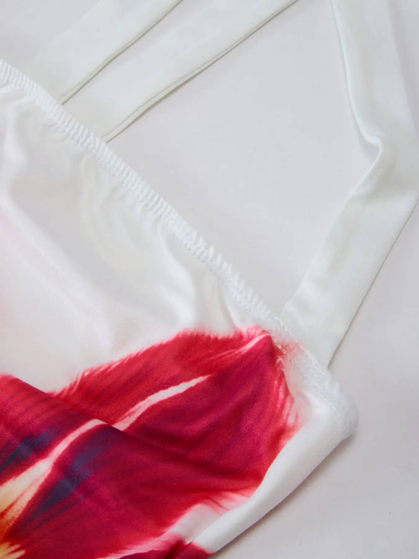 Damen-Strandkleid mit grafischem Blumenmuster, sexy ärmelloses Kleid mit Batikmuster, Damen-Sommerkleid für den Urlaub, figurbetonte Kleidung – Detail 15