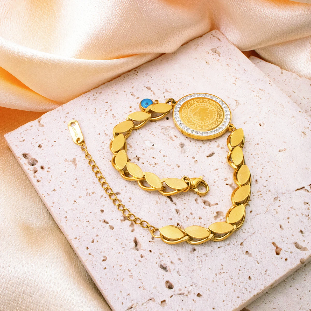 2025, neues goldfarbenes Edelstahl-Charm-Armband für Damen – süßer, verstellbarer Schmuck, hypoallergenes Geschenk für Mädchen und Party